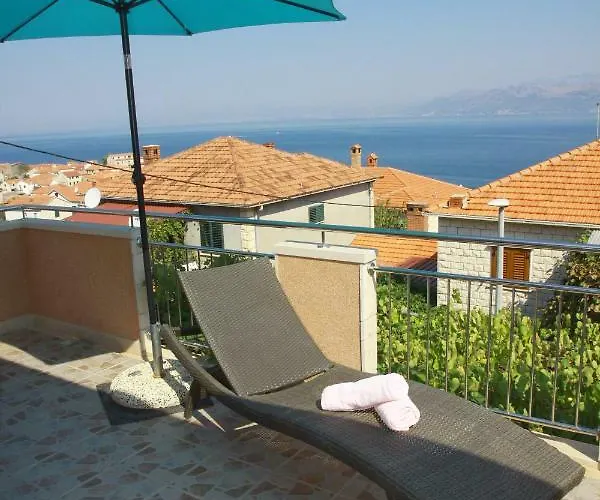 Vacation House On Island Brac - Ana Ferienhaus Postira